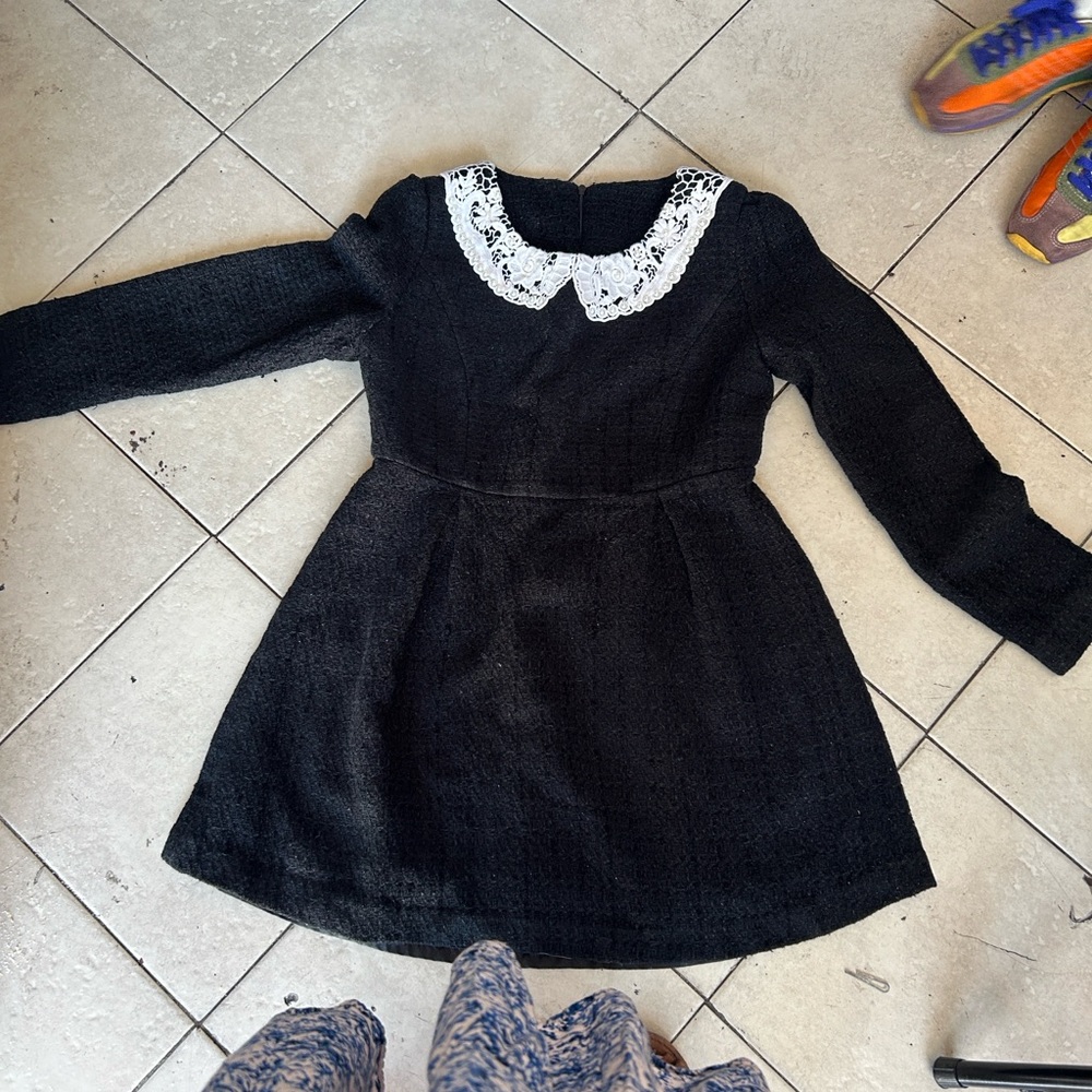 Elegant Black Dress with lace collar with pearls